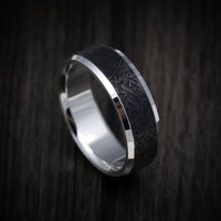 14K Gold and Carbon Fiber Men's Ring with Geometric Pattern