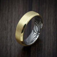 Yellow Gold Men's Ring with Woodgrain Kuro Damascus Steel Sleeve