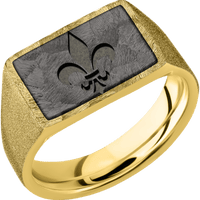 Medium Horizontal Rectangle signet ring (16x11.5mm) in 10K Yellow Gold, with a Wide style band, a Tantalum Noir inlay and a Fleur De Lis engraving.