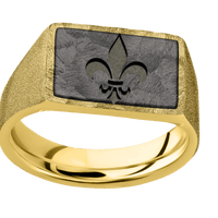 Medium Horizontal Rectangle signet ring (16x11.5mm) in 10K Yellow Gold, with a Wide style band, a Tantalum Noir inlay and a Fleur De Lis engraving.