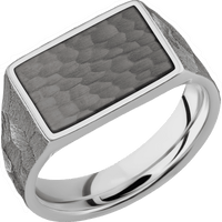 Medium Horizontal Rectangle signet ring (16x11.5mm) in Titanium, with a Wide style band, a Tantalum Noir inlay.