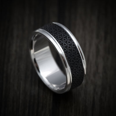 14K Gold and Carbon Fiber Men's Ring with Geometric Pattern