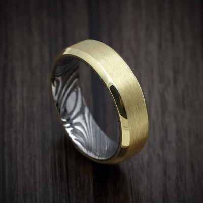 Yellow Gold Men's Ring with Woodgrain Kuro Damascus Steel Sleeve